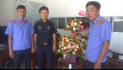 Lãnh đạo, Điều tra viên Cơ quan CSĐT Công an huyện Núi Thành, Chi cục hải quan cửa khẩu Cảng Kỳ Hà chúc mừng kỷ niệm 62 năm ngày thành lập ngành Kiểm sát nhân dân (26/7/1960 – 26/7/2022)