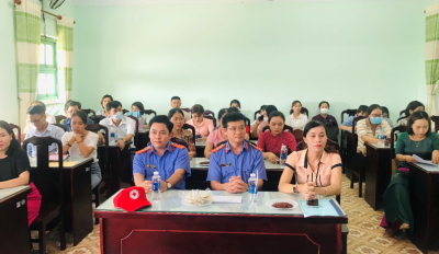 VKSND thị xã Điện Bàn tặng quà cho các em học sinh có hoàn cảnh khó khăn tại Trường THCS Chu Văn An năm học 2022-2023