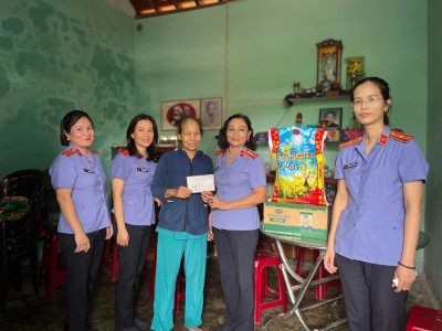 VIỆN KIỂM SÁT NHÂN DÂN THÀNH PHỐ TAM KỲ THĂM VÀ TẶNG QUÀ CHO GIA ĐÌNH CÓ HOÀN CẢNH KHÓ KHĂN NHÂN NGÀY 20/10