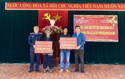 Tặng quà Tết Quý Mão năm 2023 tại UBND xã Cà Dy, huyện Nam Giang