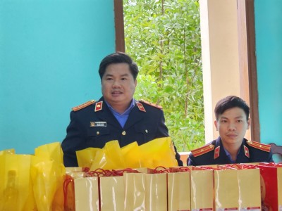 VKSND huyện Quế Sơn, tỉnh Quảng Nam thăm, tặng quà và chúc tết các hộ nghèo tại xã Quế Phong nhân dịp tết Nguyên đán 2023
