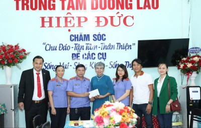 VKSND thành phố Tam Kỳ thăm và tặng quà tại Trung tâm Dưỡng lão huyện Hiệp Đức