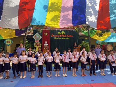 Tặng quà tại Lễ Bế giảng và phát thưởng năm học 2022-2023
