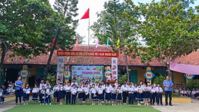 Tặng quà trung thu cho các em học sinh có hoàn cảnh khó khăn