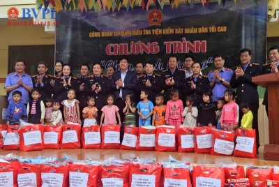 Công đoàn VKSND tỉnh Quảng Nam thăm và trao quà cho bà con nhân dân có hoàn cảnh khó khăn trên địa bàn tỉnh Quảng Nam