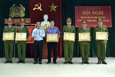 Chủ tịch UBND huyện Đại Lộc trao tặng giấy khen cho cá nhân của VKSND huyện có thành tích xuất sắc trong điều tra, khám phá vụ án “Cưỡng đoạt tài sản” xảy ra trên địa bàn huyện