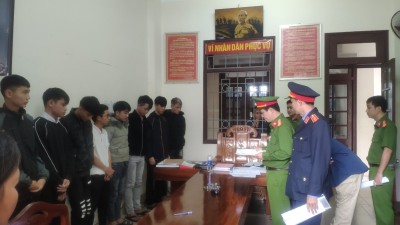 VKSND huyện Hiệp Đức phối hợp với Cơ quan CSĐT Công an huyện tiến hành quyết định khởi tố vụ án hình sự, quyết định khởi tố 10 bị can, bắt tạm giam 03 bị can về tội gây rối trật tự công cộng quy định tại khoản 2 Điều 318 Bộ luật Hình sự