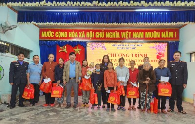 VKSND huyện Quế Sơn thăm, tặng quà và chúc tết các hộ nghèo tại xã Quế Phong nhân dịp tết Nguyên đán 2024