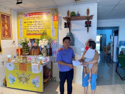VKSND thị xã Điện Bàn thăm, hỗ trợ gia đình của bị can chết khi đang trong quá trình điều tra vụ án hình sự