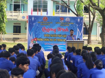 Viện kiểm sát nhân dân huyện Quế Sơn phối hợp với Trường Trung học phổ thông Trần Đại Nghĩa tổ chức tuyên truyền pháp luật “Phòng chống ma túy trong học đường”.
