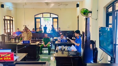 VKSND thành phố Tam Kỳ thực hiện trình chiếu tài liệu, chứng cứ được số hóa tại phiên tòa hình sự sơ thẩm