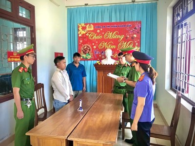 Kiểm sát viên kiểm sát việc thi hành Lệnh bắt bị can để tạm giam của Cơ quan Cảnh sát điều tra Công an huyện Phước Sơn
