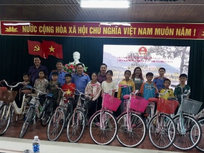 CHƯƠNG TRÌNH KHÁM, PHÁT THUỐC CHO BÀ CON NHÂN DÂN VÀ TẶNG QUÀ CHO HỌC SINH CÓ HOÀN CẢNH KHÓ KHĂN TRÊN  ĐỊA BÀN TỈNH QUẢNG NAM