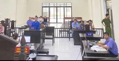 Kiểm sát viên tham gia phiên toà thực hiện trình chiếu  chứng cứ đối với vụ án bị cáo không nhận tội