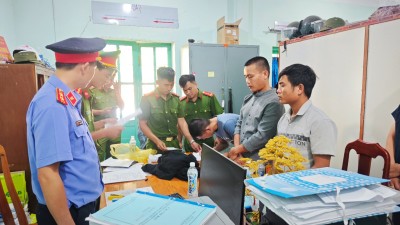 VKSND huyện Hiệp Đức kiểm sát việc thực hiện Lệnh bắt bị can để tạm giam đối với 03 bị can về hành vi Tổ chức sử dụng trái phép chất ma túy