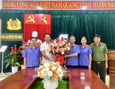 Lãnh đạo VKSND huyện Phú Ninh chúc mừng Công an huyện nhân kỷ niệm 79 năm ngày truyền thống lực lượng Công an nhân dân  (19/8/1945 - 19/8/2024)