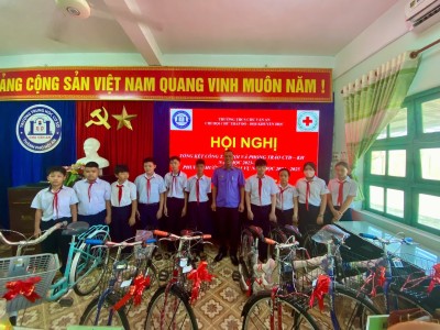 VKSND thị xã Điện Bàn tặng quà cho các em học sinh có hoàn cảnh khó khăn trên địa bàn thành phố Hội An.