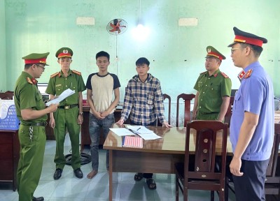 Kiểm sát viên VKSND huyện Phú Ninh kiểm sát việc thi hành Lệnh bắt bị can để tạm giam