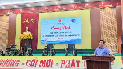 Công đoàn VKSND tỉnh Quảng Nam trao tặng xe lăn tại huyện Duy Xuyên nhân kỷ niệm Ngày thành lập Hội Chữ thập đỏ Việt Nam