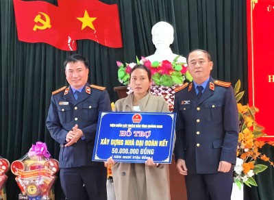 VKSND tỉnh Quảng Nam phối hợp thăm và tặng quà cho Nhân dân xã kết nghĩa Cà Dy, huyện Nam Giang nhân dịp Tết Nguyên đán Ất Tỵ năm 2025