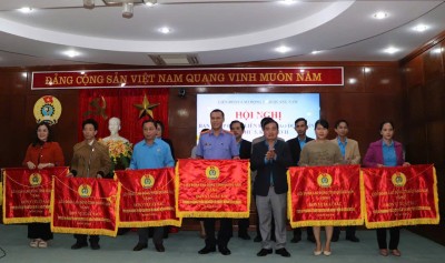 Công đoàn VKSND thị xã Điện Bàn đón nhận Cờ thi đua của Liên đoàn Lao động tỉnh Quảng Nam