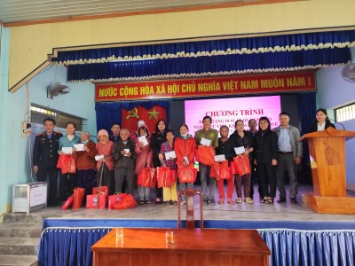 VKSND huyện Quế Sơn thăm, tặng quà và chúc tết các hộ nghèo tại xã Quế Phong nhân dịp Tết Nguyên đán Ất Tỵ 2025