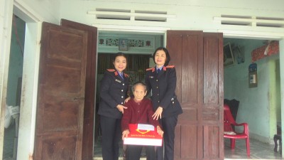 VKSND huyện Thăng Bình thăm, chúc Tết Mẹ Việt Nam Anh hùng và gia đình có hoàn cảnh khó khăn trên địa bàn huyện nhân dịp Tết Nguyên đán Ất Tỵ