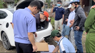 Kiểm sát viên VKSND huyện Đại Lộc tham gia khám xét khẩn cấp  vụ “Mua bán, tàng trữ trái phép chất ma tuý” thu giữ hơn 300gam ma tuý các loại