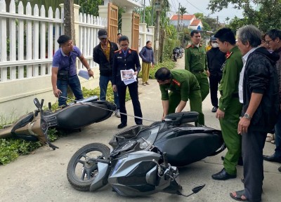 Kiểm sát viên trực tiếp kiểm sát việc dựng lại hiện trường vụ tai nạn giao thông