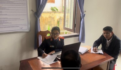 Kiểm sát viên Viện kiểm sát nhân dân huyện Đông Giang thực hiện phúc cung bị can trước khi ban hành Cáo trạng