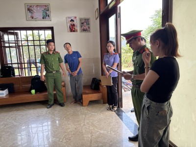 Kiểm sát viên kiểm sát khám xét vụ án tàng trữ trái phép chất ma túy