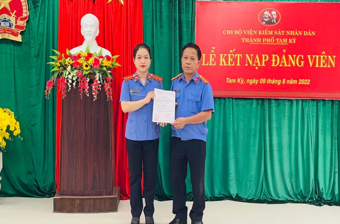 Viện kiểm sát nhân dân thành phố Tam Kỳ tổ chức lễ kết nạp Đảng viên mới