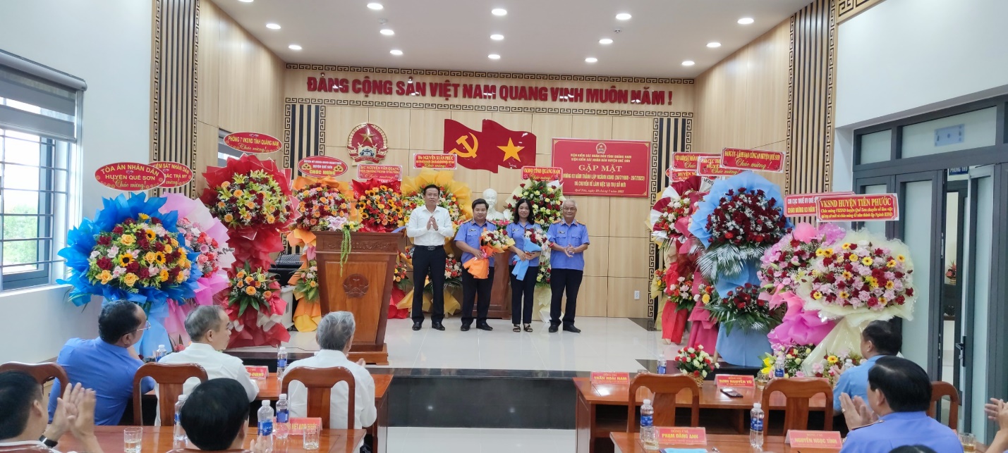 VKSND HUYỆN QUẾ SƠN TỔ CHỨC GẶP MẶT CHÀO MỪNG 63 NĂM THÀNH LẬP NGÀNH KIỂM SÁT NHÂN DÂN VÀ CHUYỂN VỀ LÀM VIỆC TẠI TRỤ SỞ MỚI