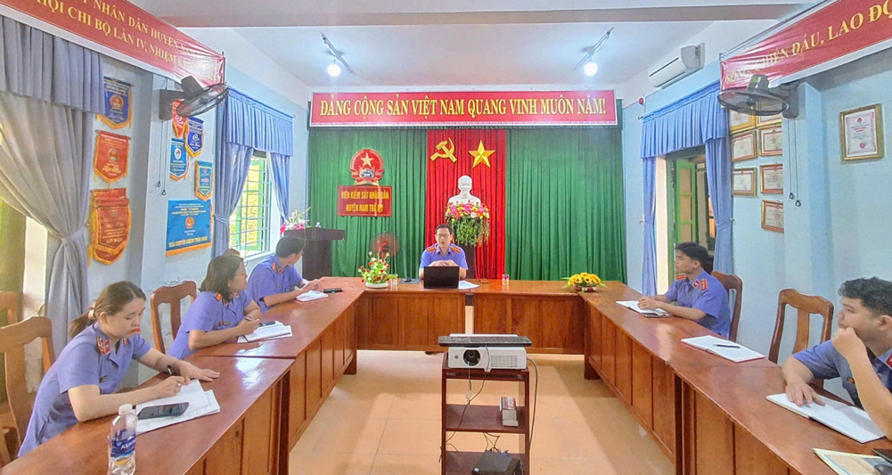 VKSND huyện Nam Trà My tổ chức góp ý Dự thảo Luật sửa đổi, bổ sung Luật Tổ chức VKSND và triển khai Kế hoạch số 101/KH-VKSTC